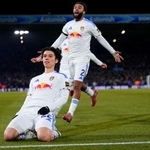 　サッカーのイングランド・プレミアリーグ、チェルシー戦でゴールを決め喜ぶリーズの田中碧（左）＝３日、リーズ（ＡＰ＝共同）