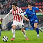 　ダルムシュタット戦で競り合うフライブルクの鈴木唯（左）＝フライブルク（共同）