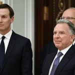 　米国のウィットコフ和平交渉担当特使（右）＝２日、モスクワ（ＡＰ＝共同）