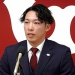 　契約交渉を終え、記者会見する巨人の赤星＝４日、東京都内