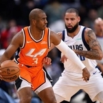 　１１月のマーベリックス戦で競り合うクリッパーズのクリス・ポール＝イングルウッド（ＡＰ＝共同）