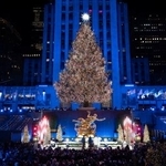 　ロックフェラーセンターで開かれた恒例の巨大ツリーの点灯式＝３日、ニューヨーク（ＡＰ＝共同）