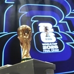 　サッカーの２０２６Ｗ杯北中米３カ国大会の組み合わせ抽選会場に飾られたトロフィー＝３日、ワシントン（ＦＩＦＡ提供・ゲッティ＝共同）