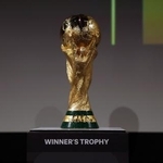 　サッカーＷ杯の優勝トロフィー＝３日、ワシントン（ロイター＝共同）