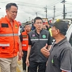 　タイ南部ソンクラー県ハジャイの洪水被災地を視察するアヌティン首相（左）＝１１月２２日（タイ政府提供・共同）