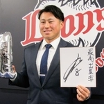 　契約交渉を終え、ポーズをとる西武・渡部聖＝４日、埼玉県所沢市