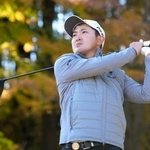 　第１日、５番でティーショットを放つ金谷拓実。２アンダーで５位＝東京よみうりＣＣ