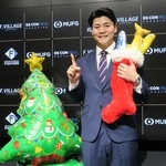 　契約交渉を終え、ポーズをとる日本ハム・清宮幸＝４日、エスコンフィールド