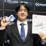 　契約交渉を終え、色紙を手にポーズをとる日本ハム・北山＝４日、エスコンフィールド