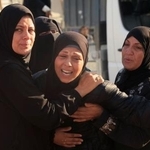 　イスラエル軍の攻撃で殺害されたパレスチナ人の葬儀に参列した女性＝４日、ガザ南部ハンユニス（ロイター＝共同）