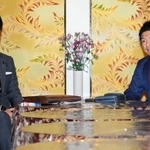 　会談に臨む日本維新の会の藤田共同代表（左）と参政党の神谷代表＝４日午後、国会