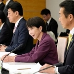 　「地域未来戦略本部」の初会合であいさつする高市首相。右端は黄川田地方創生相＝４日午後、首相官邸