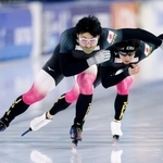 　スピードスケートＷ杯第３戦を前に調整する新濱立也（手前）と広瀬勇太＝ヘーレンフェイン（共同）