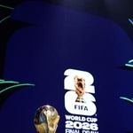 　サッカーＷ杯の優勝トロフィー＝３日、ワシントン（ＦＩＦＡ提供、ゲッティ＝共同）