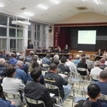 　陸上自衛隊の「対空電子戦部隊」配備に向け、防衛省が開催した住民説明会＝４日午後、沖縄県与那国町