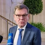 　４日、ウィーンで記者団の取材に応じるドイツのワーデフール外相（共同）