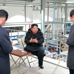 　北朝鮮中部の平安南道で、完工が近い工場を視察する金正恩朝鮮労働党総書記（中央）＝３日（朝鮮中央通信＝共同）