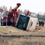 　横転した専門学校の送迎バス＝５日午後０時１５分、埼玉県吉見町