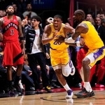 　ラプターズ戦で、３点シュートを決め喜ぶレーカーズの八村塁（手前左）＝トロント（ＮＢＡＥ・ゲッティ＝共同）