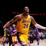 　ラプターズ戦で、３点シュートを決め喜ぶレーカーズの八村塁＝トロント（ＮＢＡＥ・ゲッティ＝共同）