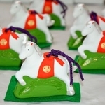 　来年の干支「午」にちなんだウマの土鈴＝４日、大阪府羽曳野市の誉田八幡宮