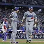 　ワールドシリーズ第７戦、ブルージェイズ戦の９回、同点ソロを放ったロハス（右）を迎えるドジャース・大谷＝１１月、トロント