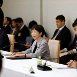 　経済財政諮問会議であいさつする高市首相（中央）＝５日夜、首相官邸