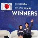 　３年ぶりの優勝を果たし、喜ぶペアの三浦璃来（左）、木原龍一組＝ＩＧアリーナ