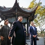 　中国四川省の世界遺産「都江堰」を訪れた中国の習近平国家主席（中央）とフランスのマクロン大統領（右）＝５日、中国四川省都江堰市（ロイター＝共同）