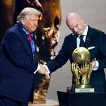 　サッカーＷ杯北中米３カ国大会の組み合わせ抽選会でＦＩＦＡ創設の「平和賞」に選ばれ、インファンティノ会長（右）と握手を交わすトランプ米大統領＝５日、米ワシントン（共同）