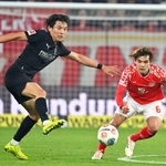 　競り合うボルシアＭＧの町野（左）とマインツの佐野海＝マインツ（共同）