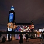 　ノーベル平和賞受賞者をたたえる光のアート作品が映し出されたストックホルム市庁舎。２０２４年に受賞した被団協にちなみ、広島市の原爆ドームと折り鶴が投影された＝５日（共同）