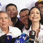 　ベネズエラの首都カラカスで記者会見するマチャド氏（手前右）とゴンサレス氏（同左）＝２０２４年７月（共同）