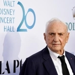 　米ロサンゼルスの「ウォルト・ディズニー・コンサートホール」で、写真撮影に応じる建築家フランク・ゲーリーさん＝２０２３年１０月（ＡＰ＝共同）