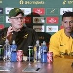 　南アフリカ代表のエラスムス監督（左）＝１０月、ロンドン