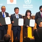 　「ＵＨＣナレッジハブ」の設立に署名した（左から）テドロスＷＨＯ事務局長、上野厚労相、片山財務相、バンガ世銀総裁＝６日午前、東京都港区