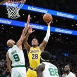 　米プロバスケットボールＮＢＡで、セルティックス戦に出場したレーカーズの八村塁＝５日、ボストン（ゲッティ＝共同）