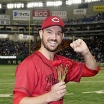 　カーネーションを手にガッツポーズする広島・アンダーソン＝２０２３年、東京ドーム