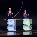 　サッカーＷ杯北中米３カ国大会の組み合わせ抽選会に出席した（右から）カナダのカーニー首相、メキシコのシェインバウム大統領、トランプ米大統領。左端はＦＩＦＡのインファンティノ会長＝５日、米ワシントン（共同）