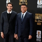 　サッカーＷ杯北中米３カ国大会の組み合わせ抽選会の会場で、写真に納まる元ブラジル代表のカカさん（左）とロナウドさん＝５日、米ワシントン（共同）