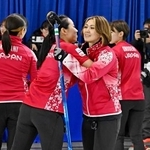 　女子１次Ｌで米国に勝利し、近江谷（左）と抱き合うフォルティウスの吉村＝ケロウナ（共同）