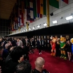 　サッカーＷ杯北中米３カ国大会の組み合わせ抽選会に臨む関係者ら＝５日、米ワシントン（共同）