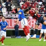 　鹿島-横浜Ｍ　後半、ヘディングで自身２点目のゴールを決める鹿島・レオセアラ（右）＝メルスタ