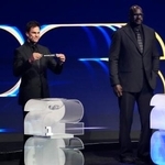 　サッカーＷ杯北中米３カ国大会の組み合わせ抽選で、第１ポットのくじを引くトム・ブレイディさん。右はシャキール・オニールさん＝５日、米ワシントン（共同）