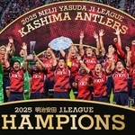 　サッカーＪ１で９年ぶり９度目の優勝を果たし、大喜びする鹿島の選手たち＝６日、メルカリスタジアム