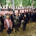 　上皇ご夫妻（当時天皇、皇后両陛下）のパレードに背を向けて沿道に並ぶ元旧日本軍捕虜ら＝１９９８年５月、ロンドン（共同）