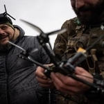 　ウクライナ東部ドネツク州で無人機を扱う訓練をするウクライナ兵＝昨年１２月（ゲッティ＝共同）