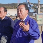 　大分市で記者団の取材に答える立憲民主党の野田代表（右）＝６日午前