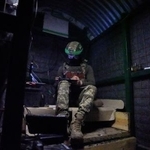 　ウクライナ・ドニプロペトロウスク州の塹壕（ざんごう）で、無人機を操縦する兵士＝９月（共同）