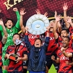 　９年ぶり９度目の優勝を果たし、シャーレを掲げ喜ぶ鹿島・鬼木監督（中央）＝メルスタ